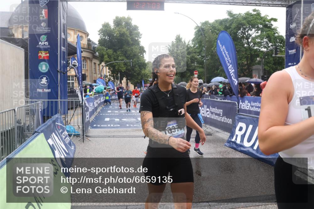 30.06.2024 - hella hamburg halbmarathon Lena Gebhardt http://msf.ph/oto/6659135 30.06.2024 12:27:01 Ziel 3737, 5380, 8139, 8140, 10258, 10372, 11302, 13052 meine-sportfotos.de