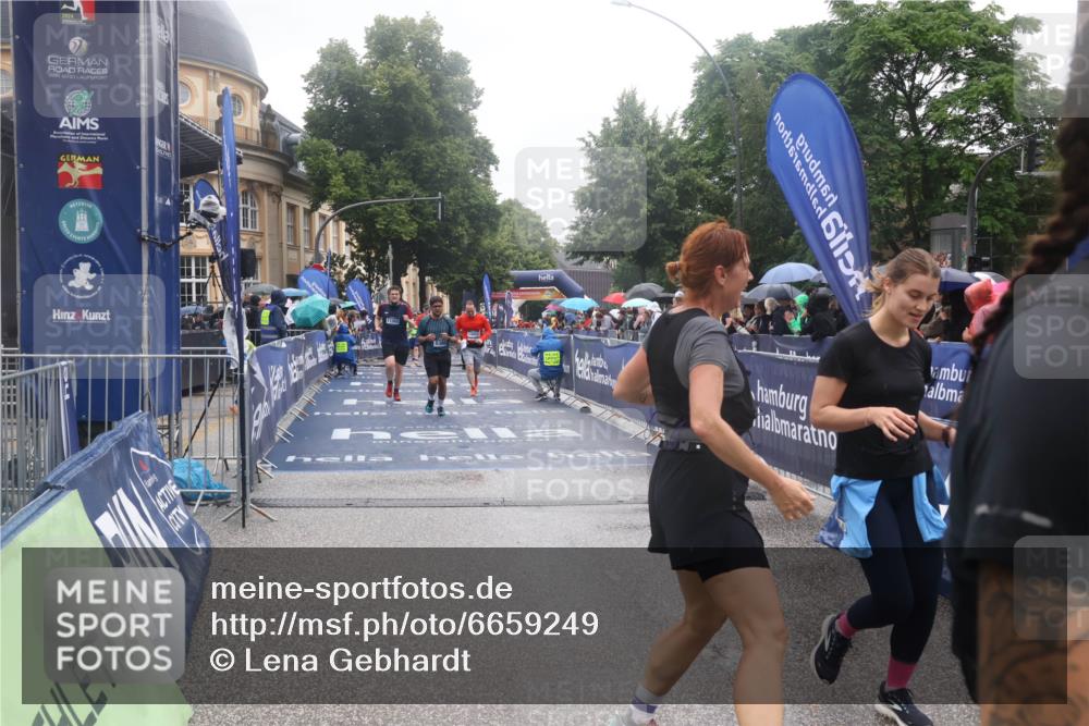 30.06.2024 - hella hamburg halbmarathon Lena Gebhardt http://msf.ph/oto/6659249 30.06.2024 12:27:02 Ziel 3737, 5380, 6100, 8139, 8140, 10258, 10372, 11302, 13052 meine-sportfotos.de