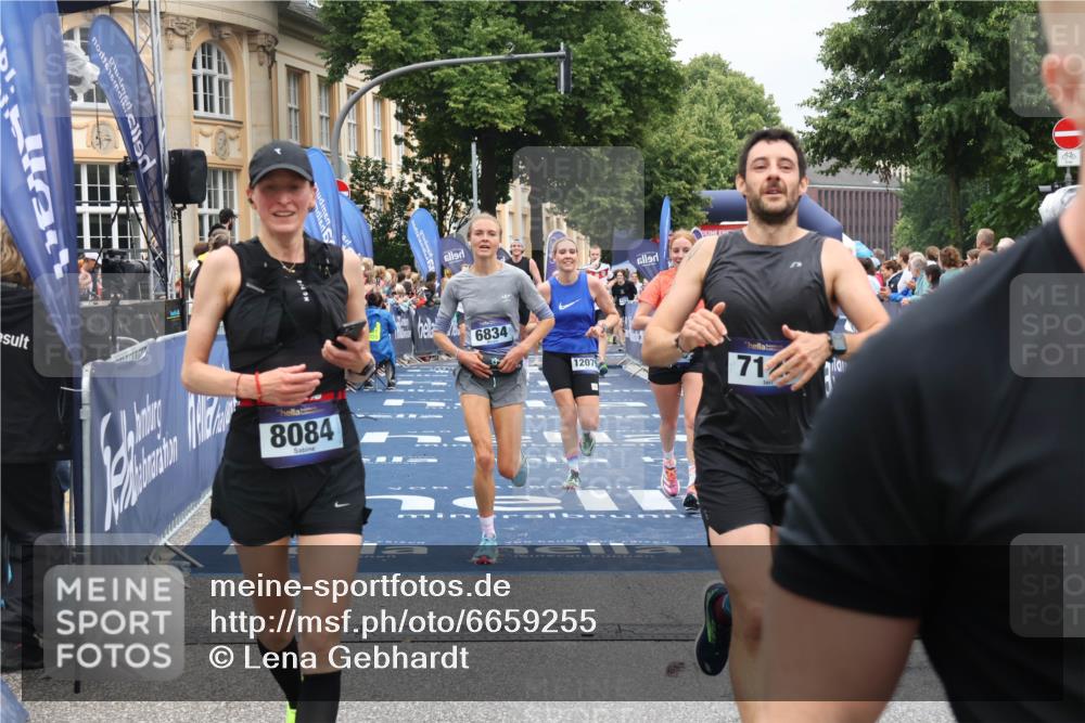 30.06.2024 - hella hamburg halbmarathon Lena Gebhardt http://msf.ph/oto/6659255 30.06.2024 10:42:01 Ziel 1226, 2229, 3261, 3348, 3456, 4111, 6834, 7129, 7376, 8329, 8739, 10595, 11141, 11368, 11756, 12079, 12086 meine-sportfotos.de