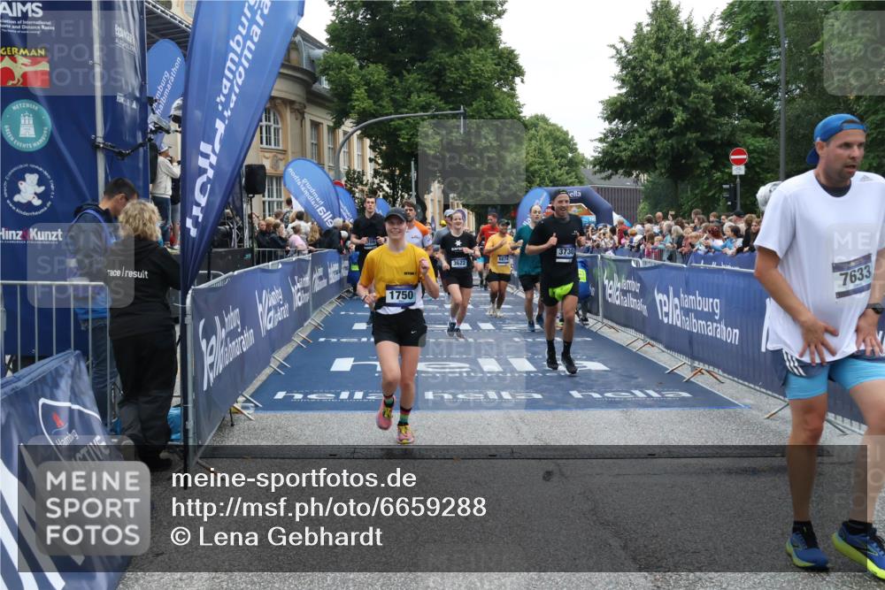 30.06.2024 - hella hamburg halbmarathon Lena Gebhardt http://msf.ph/oto/6659288 30.06.2024 11:13:13 Ziel 737, 1086, 1750, 3622, 3729, 3730, 5621, 5713, 6120, 6195, 6464, 6566, 6874, 7021, 7218, 7633, 9291, 9620, 9709, 10120, 11194, 11568, 11569, 13076 meine-sportfotos.de