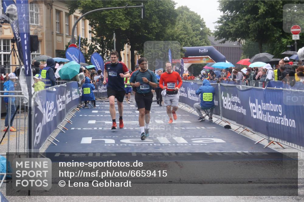 30.06.2024 - hella hamburg halbmarathon Lena Gebhardt http://msf.ph/oto/6659415 30.06.2024 12:27:03 Ziel 3737, 5380, 6100, 8139, 8140, 10258, 10372, 11302, 13052 meine-sportfotos.de