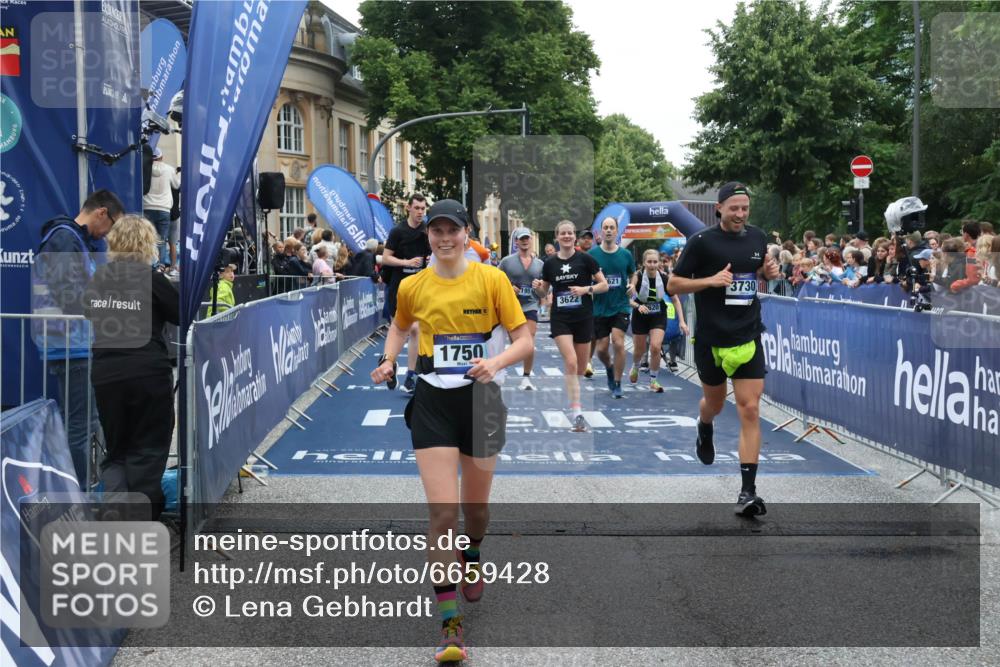 30.06.2024 - hella hamburg halbmarathon Lena Gebhardt http://msf.ph/oto/6659428 30.06.2024 11:13:14 Ziel 737, 1086, 1750, 3622, 3729, 3730, 5621, 5713, 6120, 6195, 6464, 6566, 6874, 7021, 7152, 7218, 7633, 9291, 9620, 9709, 10120, 11194, 11568, 11569, 13076 meine-sportfotos.de