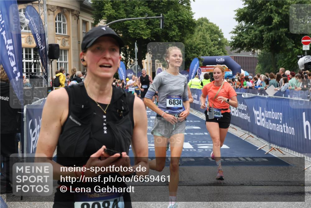 30.06.2024 - hella hamburg halbmarathon Lena Gebhardt http://msf.ph/oto/6659461 30.06.2024 10:42:02 Ziel 1226, 2229, 3261, 3348, 3456, 4111, 6834, 7129, 7376, 8329, 8739, 10176, 10595, 11141, 11368, 11756, 12079, 12086 meine-sportfotos.de
