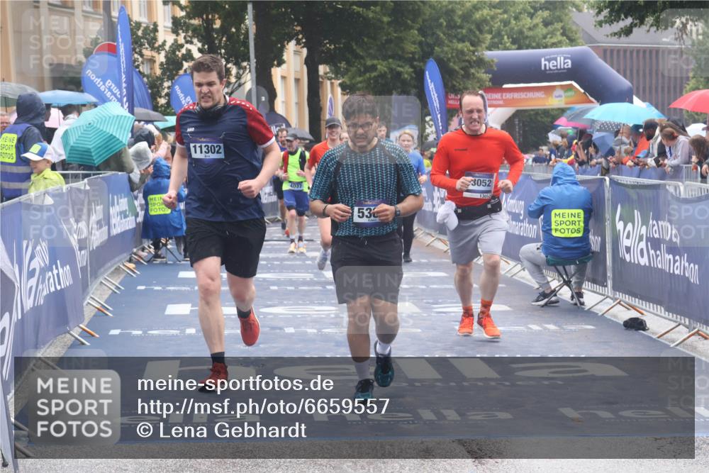 30.06.2024 - hella hamburg halbmarathon Lena Gebhardt http://msf.ph/oto/6659557 30.06.2024 12:27:04 Ziel 4037, 5380, 6100, 8139, 8140, 10258, 10372, 11302, 11825, 13052 meine-sportfotos.de