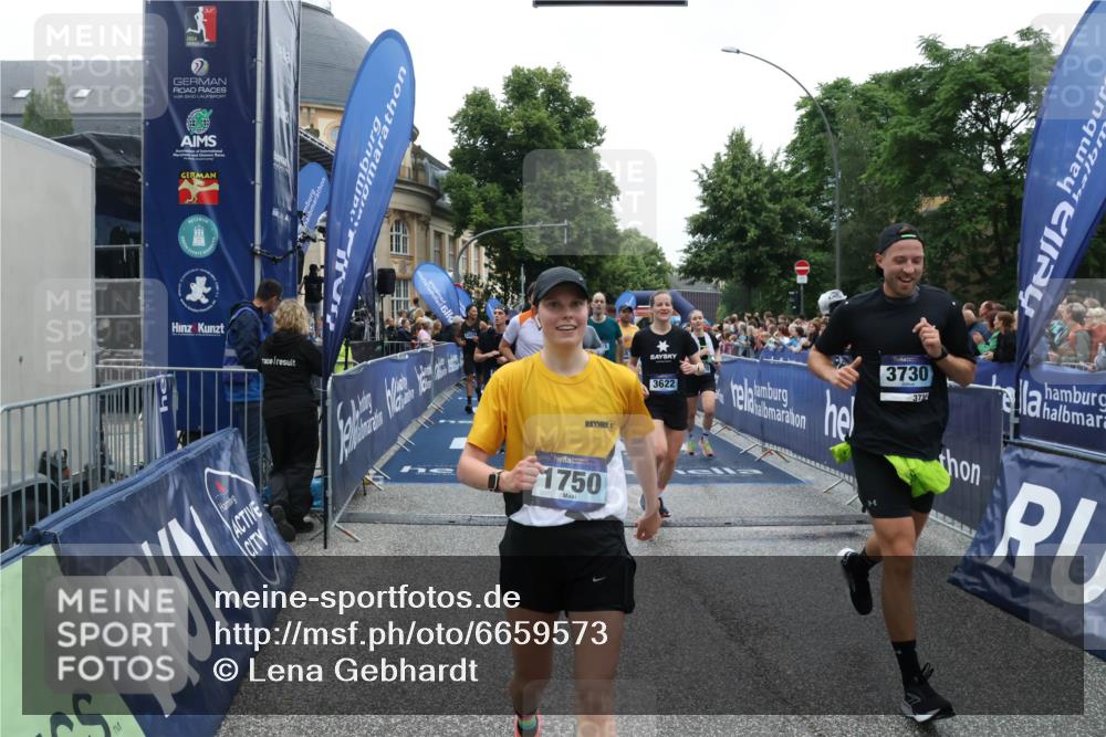 30.06.2024 - hella hamburg halbmarathon Lena Gebhardt http://msf.ph/oto/6659573 30.06.2024 11:13:15 Ziel 737, 1750, 3622, 3729, 3730, 5621, 5713, 6120, 6195, 6566, 6874, 7021, 7152, 7218, 7633, 9291, 9620, 9709, 10120, 11194, 11568, 11569, 13076 meine-sportfotos.de