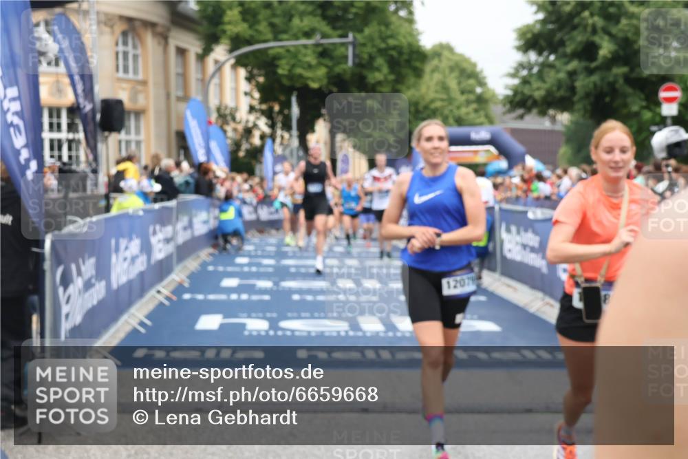 30.06.2024 - hella hamburg halbmarathon Lena Gebhardt http://msf.ph/oto/6659668 30.06.2024 10:42:03 Ziel 2229, 3261, 3348, 4111, 6834, 7129, 7376, 8329, 9538, 10176, 10595, 11141, 11756, 12079, 12086 meine-sportfotos.de
