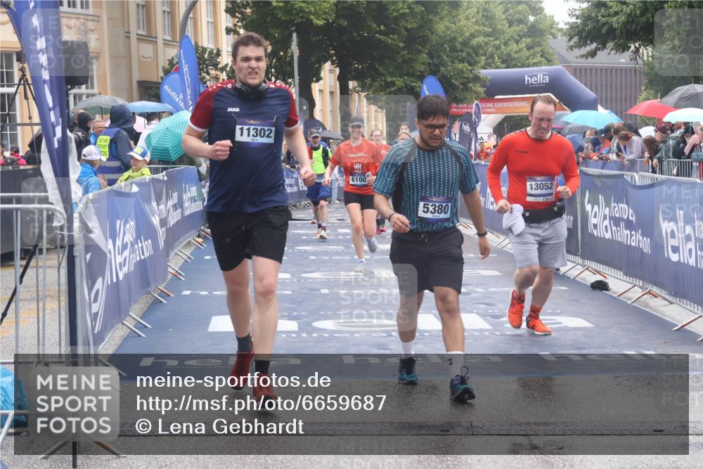 30.06.2024 - hella hamburg halbmarathon Lena Gebhardt http://msf.ph/oto/6659687 30.06.2024 12:27:05 Ziel 4037, 5380, 6100, 8139, 8140, 8732, 10332, 11302, 11825, 13052 meine-sportfotos.de