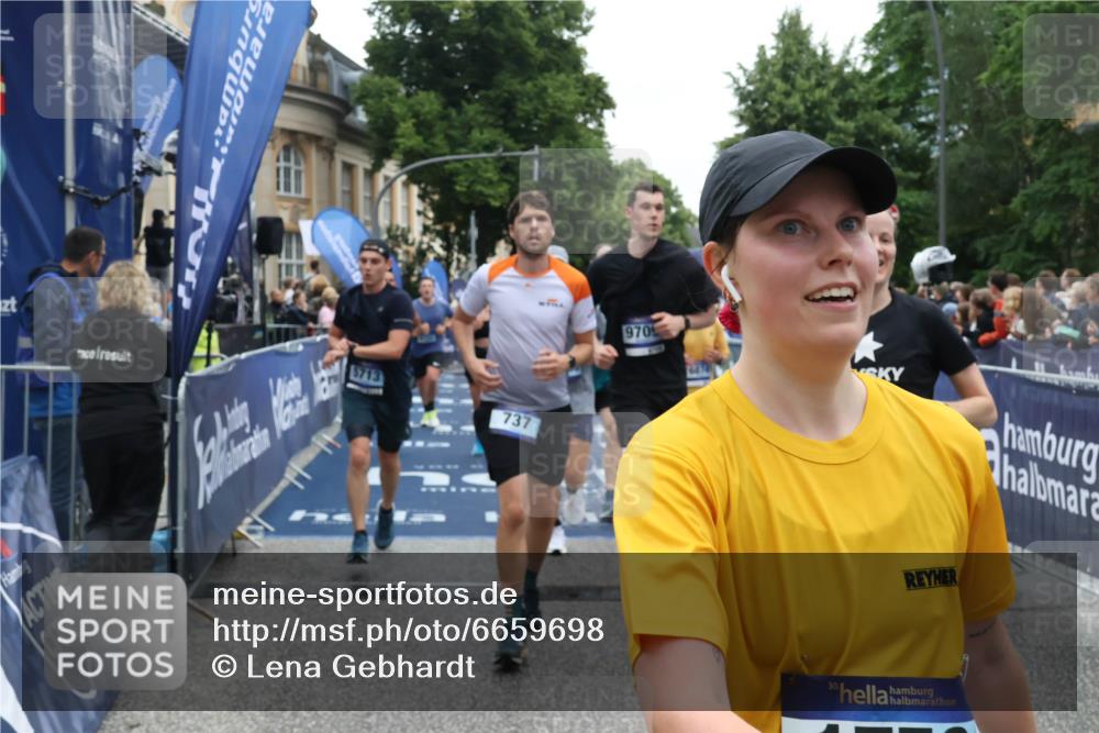 30.06.2024 - hella hamburg halbmarathon Lena Gebhardt http://msf.ph/oto/6659698 30.06.2024 11:13:16 Ziel 737, 1750, 3248, 3622, 3729, 3730, 5621, 5713, 6120, 6195, 6566, 6874, 7021, 7152, 7218, 7633, 7948, 9291, 9620, 9709, 11194, 11568, 11569, 13076 meine-sportfotos.de