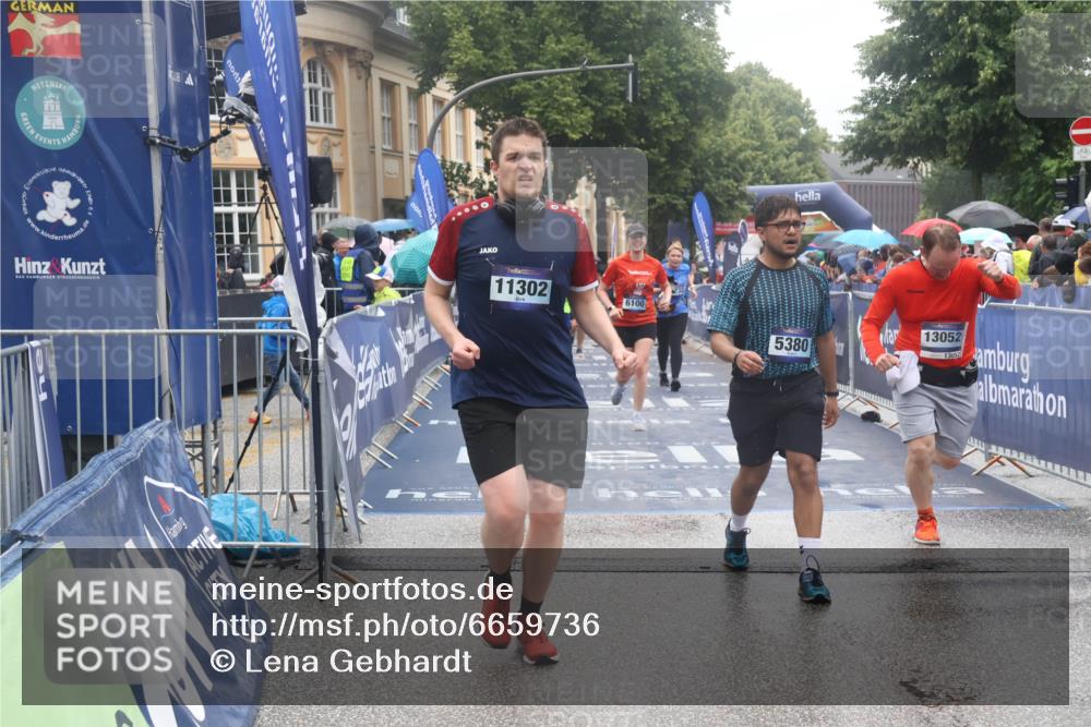 30.06.2024 - hella hamburg halbmarathon Lena Gebhardt http://msf.ph/oto/6659736 30.06.2024 12:27:06 Ziel 4037, 5380, 6100, 8140, 8732, 10332, 10333, 10551, 11302, 11825, 13052 meine-sportfotos.de