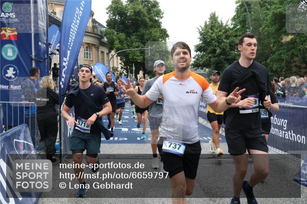 30.06.2024 - hella hamburg halbmarathon Lena Gebhardt http://msf.ph/oto/6659797 30.06.2024 11:13:17 Ziel 737, 1006, 1750, 3248, 3622, 3729, 3730, 5621, 5713, 6120, 6195, 6566, 6874, 7021, 7152, 7633, 7948, 8009, 9291, 9507, 9620, 9709, 11194, 11568, 11569, 13076 meine-sportfotos.de