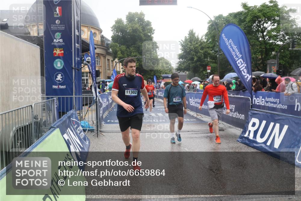 30.06.2024 - hella hamburg halbmarathon Lena Gebhardt http://msf.ph/oto/6659864 30.06.2024 12:27:07 Ziel 4037, 5380, 6100, 8732, 10332, 10333, 10551, 11302, 11825, 13052 meine-sportfotos.de