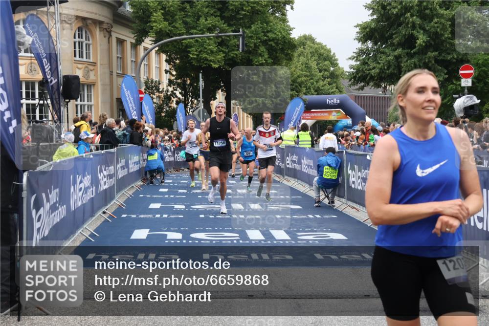 30.06.2024 - hella hamburg halbmarathon Lena Gebhardt http://msf.ph/oto/6659868 30.06.2024 10:42:04 Ziel 1010, 1655, 2229, 3261, 4111, 6834, 7129, 7376, 8329, 9380, 9538, 10176, 10595, 11141, 11756, 12079, 12086 meine-sportfotos.de