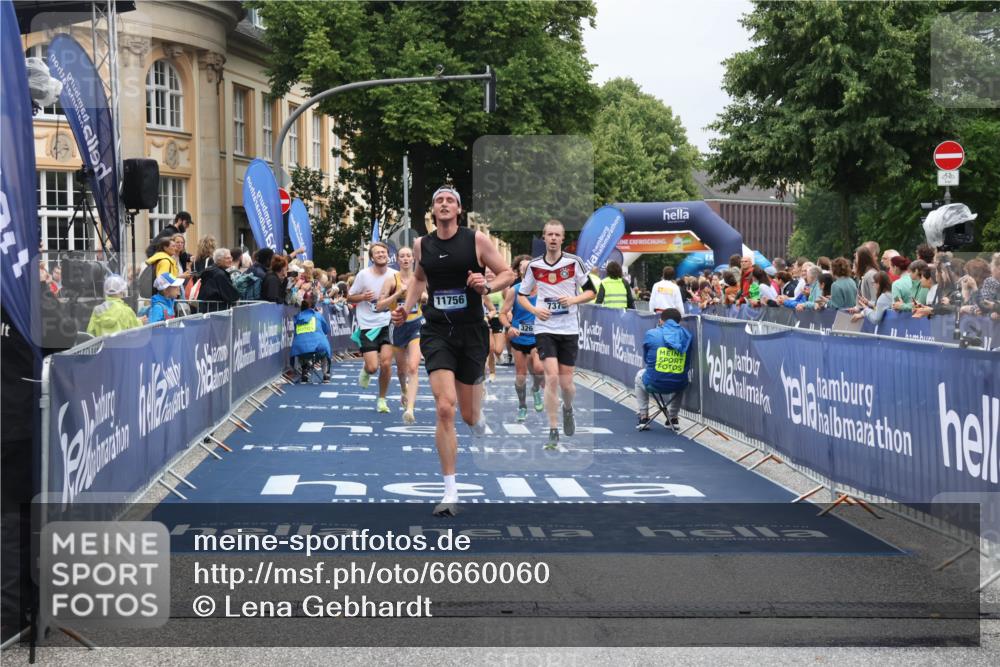 30.06.2024 - hella hamburg halbmarathon Lena Gebhardt http://msf.ph/oto/6660060 30.06.2024 10:42:05 Ziel 1010, 1655, 2229, 3261, 4111, 6834, 7129, 7376, 8329, 9380, 9538, 10176, 10595, 11141, 11756, 12079, 12086 meine-sportfotos.de