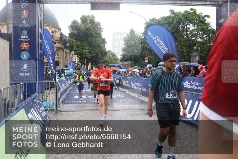 30.06.2024 - hella hamburg halbmarathon Lena Gebhardt http://msf.ph/oto/6660154 30.06.2024 12:27:10 Ziel 4037, 5380, 6100, 8732, 10332, 10333, 10551, 11302, 11825, 13052 meine-sportfotos.de