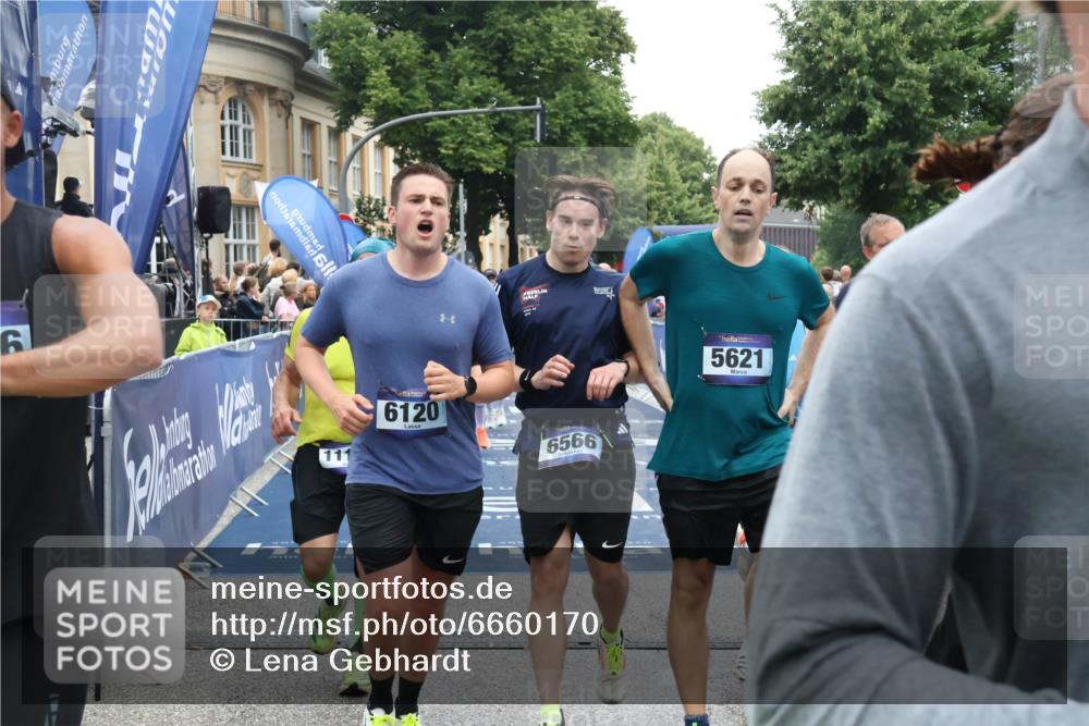 30.06.2024 - hella hamburg halbmarathon Lena Gebhardt http://msf.ph/oto/6660170 30.06.2024 11:13:20 Ziel 737, 1006, 3248, 3622, 3729, 5621, 5713, 6120, 6195, 6566, 6874, 7152, 7948, 8009, 8048, 9291, 9507, 9620, 9709, 10558, 10917, 11194, 11303, 11568, 11569, 11811, 13076 meine-sportfotos.de