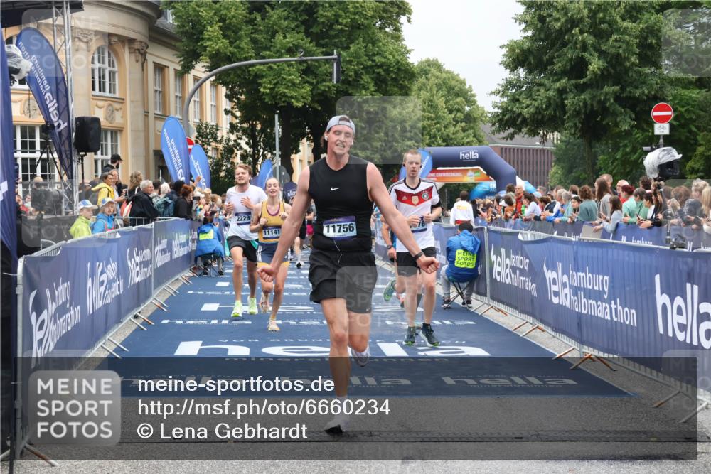30.06.2024 - hella hamburg halbmarathon Lena Gebhardt http://msf.ph/oto/6660234 30.06.2024 10:42:06 Ziel 1010, 1655, 2229, 3261, 4111, 6834, 7376, 7690, 8329, 9380, 9538, 10176, 10541, 10595, 11141, 11536, 11756, 12079, 12086 meine-sportfotos.de