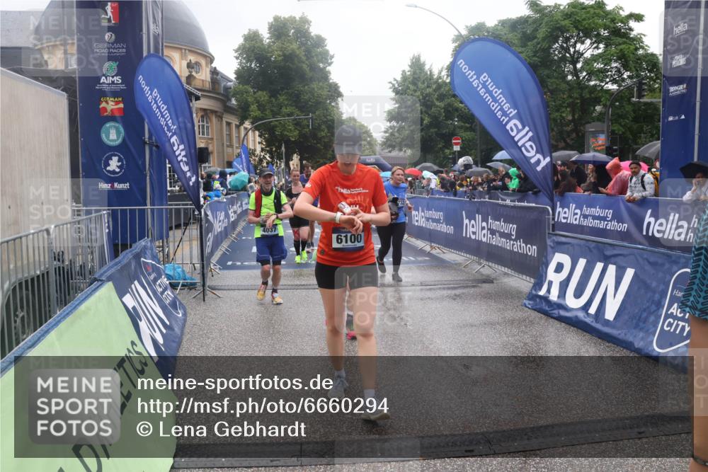 30.06.2024 - hella hamburg halbmarathon Lena Gebhardt http://msf.ph/oto/6660294 30.06.2024 12:27:11 Ziel 4037, 5380, 6100, 8732, 10332, 10333, 10551, 11825, 13052 meine-sportfotos.de