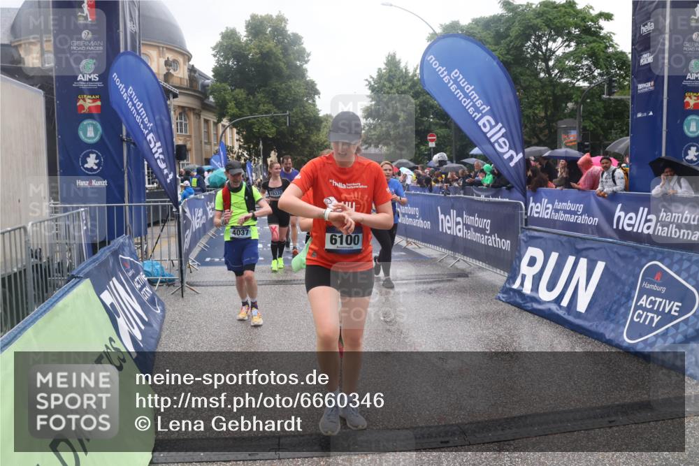30.06.2024 - hella hamburg halbmarathon Lena Gebhardt http://msf.ph/oto/6660346 30.06.2024 12:27:12 Ziel 4037, 6100, 8732, 10332, 10333, 10551, 11002, 11825, 12196, 13052 meine-sportfotos.de