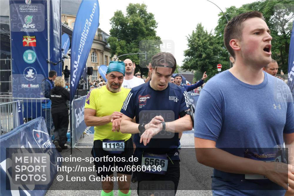 30.06.2024 - hella hamburg halbmarathon Lena Gebhardt http://msf.ph/oto/6660436 30.06.2024 11:13:22 Ziel 1006, 3248, 3729, 4911, 5621, 5713, 6120, 6195, 6566, 6874, 7152, 7749, 7948, 8009, 8048, 8754, 9291, 9507, 9620, 10558, 10563, 10917, 11194, 11303, 11568, 11569, 11811, 13076 meine-sportfotos.de