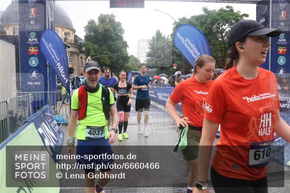 30.06.2024 - hella hamburg halbmarathon Lena Gebhardt http://msf.ph/oto/6660466 30.06.2024 12:27:13 Ziel 4037, 5503, 6100, 8732, 10332, 10333, 10551, 11002, 11412, 11825, 12196 meine-sportfotos.de