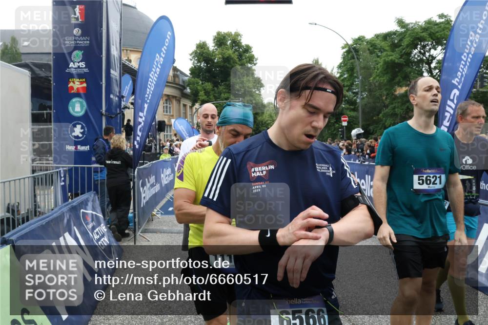 30.06.2024 - hella hamburg halbmarathon Lena Gebhardt http://msf.ph/oto/6660517 30.06.2024 11:13:23 Ziel 1006, 3248, 3545, 3729, 4911, 5621, 6120, 6566, 7152, 7749, 7948, 8009, 8048, 8515, 8656, 8754, 9291, 9507, 10558, 10563, 10917, 11194, 11303, 11568, 11569, 11811, 13076 meine-sportfotos.de