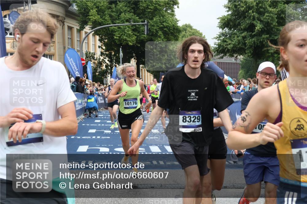 30.06.2024 - hella hamburg halbmarathon Lena Gebhardt http://msf.ph/oto/6660607 30.06.2024 10:42:09 Ziel 1010, 1655, 1980, 2229, 3261, 4111, 5014, 7376, 7690, 8329, 9309, 9380, 9538, 10176, 10541, 10595, 11141, 11536, 11756, 12232 meine-sportfotos.de