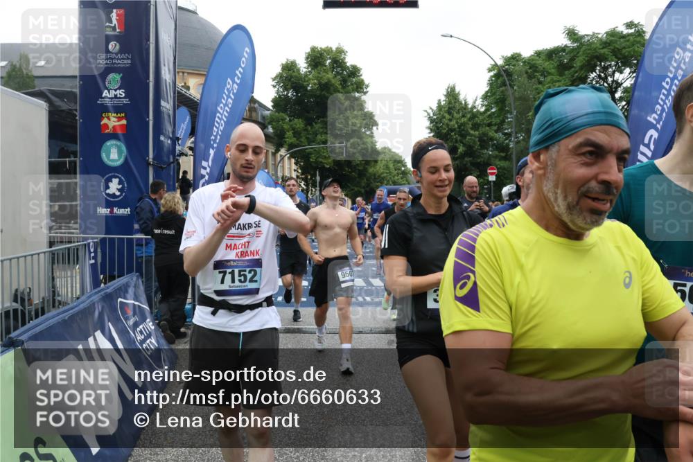 30.06.2024 - hella hamburg halbmarathon Lena Gebhardt http://msf.ph/oto/6660633 30.06.2024 11:13:24 Ziel 1006, 2775, 3248, 3545, 4911, 6120, 6566, 7152, 7749, 7948, 8009, 8048, 8515, 8656, 8754, 9291, 9507, 10558, 10563, 10917, 10952, 10953, 11194, 11303, 11811 meine-sportfotos.de