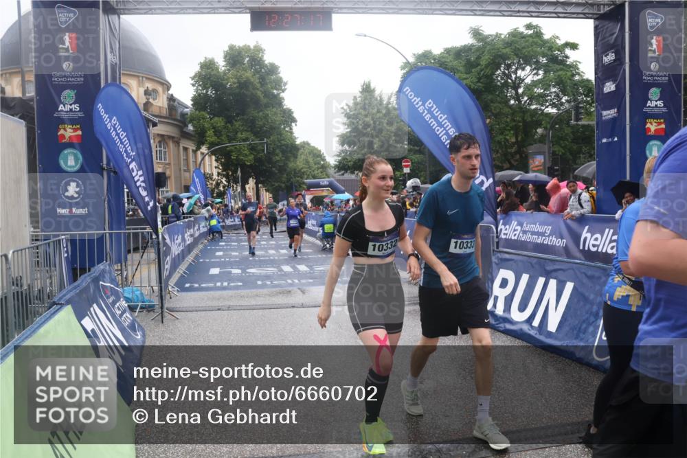 30.06.2024 - hella hamburg halbmarathon Lena Gebhardt http://msf.ph/oto/6660702 30.06.2024 12:27:15 Ziel 4037, 5503, 5804, 5805, 6516, 8732, 10332, 10333, 10551, 11002, 11292, 11412, 11825, 12196 meine-sportfotos.de