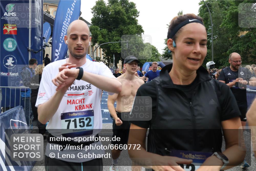 30.06.2024 - hella hamburg halbmarathon Lena Gebhardt http://msf.ph/oto/6660772 30.06.2024 11:13:25 Ziel 1006, 2775, 3248, 3545, 4911, 6093, 6120, 6566, 7152, 7749, 7948, 8009, 8048, 8515, 8656, 8754, 9291, 9507, 10558, 10563, 10917, 10952, 10953, 11169, 11194, 11303, 11811 meine-sportfotos.de