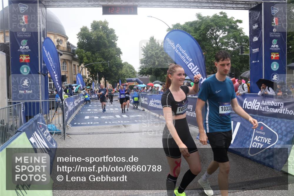 30.06.2024 - hella hamburg halbmarathon Lena Gebhardt http://msf.ph/oto/6660788 30.06.2024 12:27:16 Ziel 3887, 4037, 5503, 5804, 5805, 6516, 8732, 10332, 10333, 10551, 11002, 11292, 11412, 11825, 12196 meine-sportfotos.de