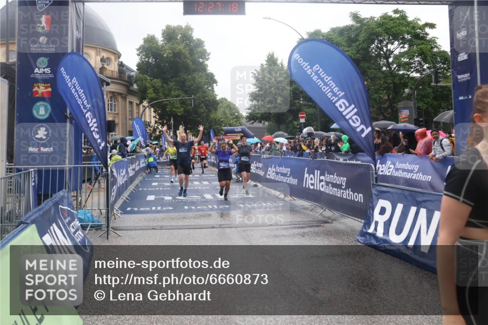 30.06.2024 - hella hamburg halbmarathon Lena Gebhardt http://msf.ph/oto/6660873 30.06.2024 12:27:17 Ziel 3887, 5503, 5804, 5805, 6516, 8732, 10332, 10333, 10551, 11002, 11292, 11412, 12196 meine-sportfotos.de