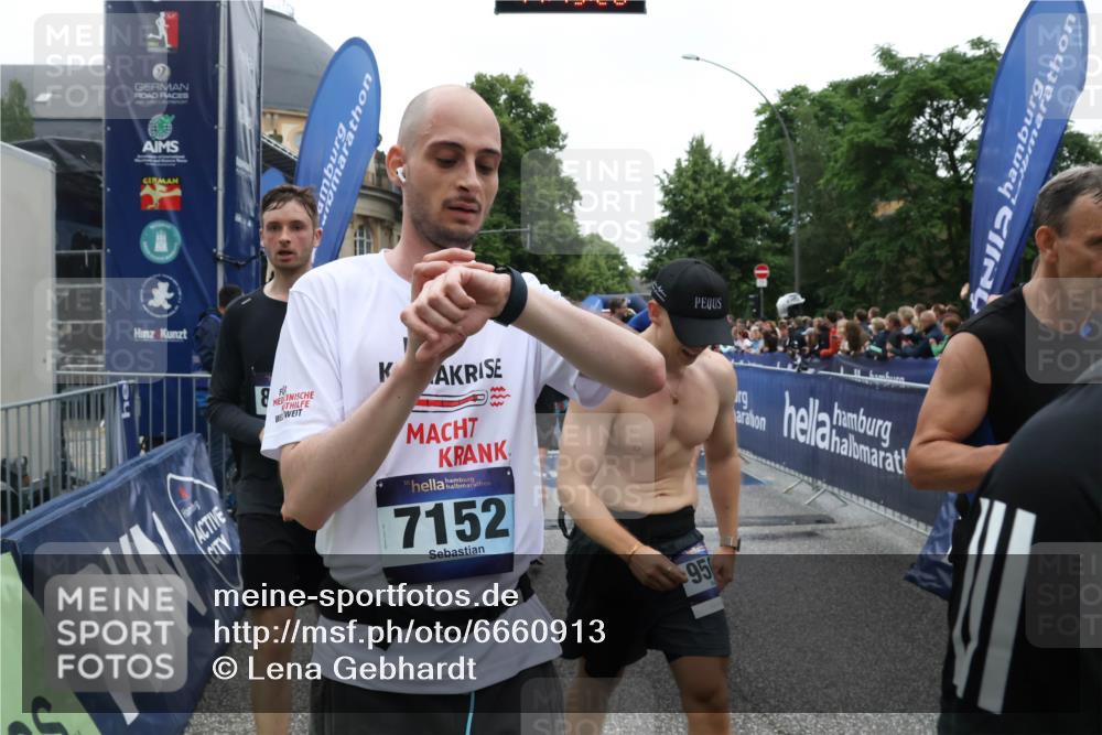 30.06.2024 - hella hamburg halbmarathon Lena Gebhardt http://msf.ph/oto/6660913 30.06.2024 11:13:26 Ziel 1006, 2775, 3248, 3545, 4911, 6093, 7152, 7749, 7948, 8009, 8048, 8515, 8656, 8754, 9507, 10558, 10563, 10917, 10952, 10953, 11169, 11303, 11811 meine-sportfotos.de