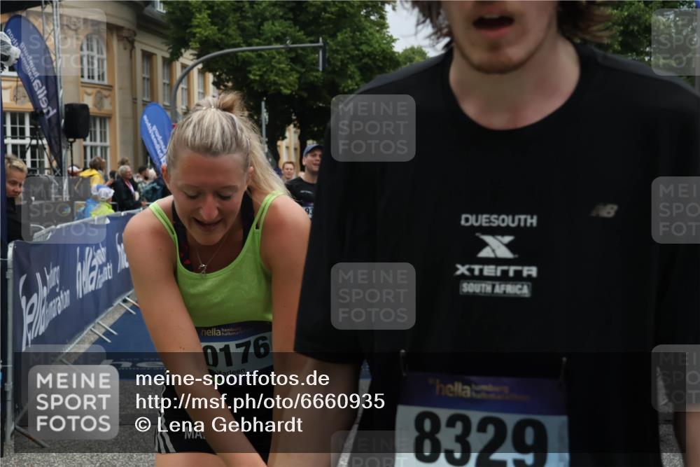 30.06.2024 - hella hamburg halbmarathon Lena Gebhardt http://msf.ph/oto/6660935 30.06.2024 10:42:11 Ziel 1010, 1655, 1980, 2229, 2887, 3261, 4111, 4943, 5014, 7376, 7690, 8329, 9309, 9380, 9538, 10176, 10541, 10595, 11141, 11536, 11756, 12232, 13055 meine-sportfotos.de