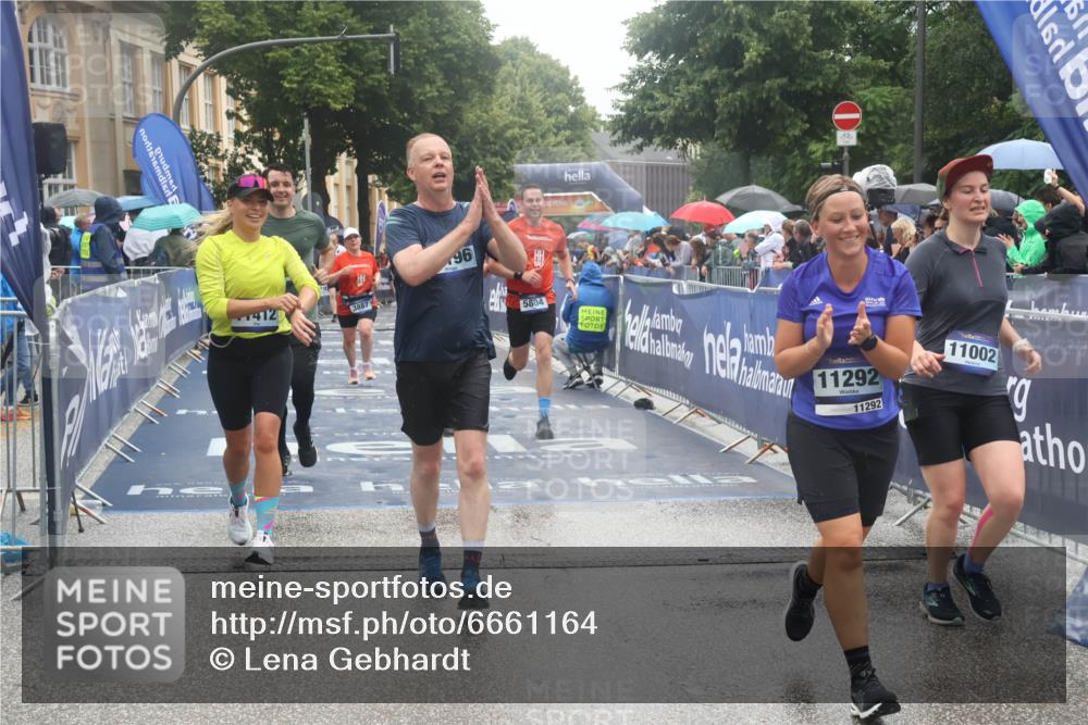 30.06.2024 - hella hamburg halbmarathon Lena Gebhardt http://msf.ph/oto/6661164 30.06.2024 12:27:19 Ziel 1716, 3887, 5503, 5804, 5805, 6516, 11002, 11292, 11412, 12196 meine-sportfotos.de