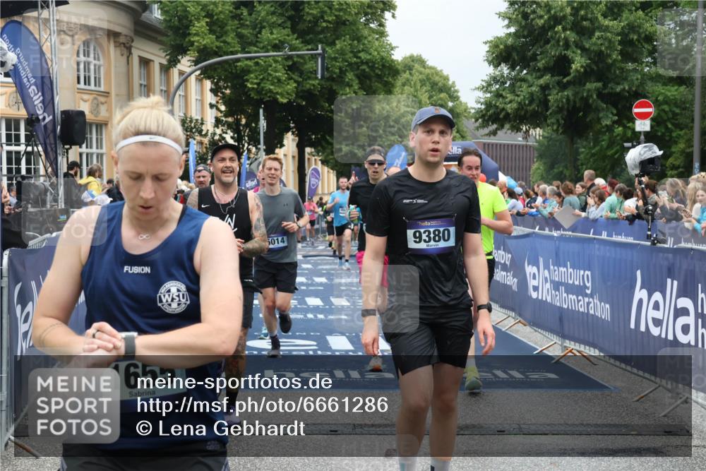 30.06.2024 - hella hamburg halbmarathon Lena Gebhardt http://msf.ph/oto/6661286 30.06.2024 10:42:13 Ziel 1010, 1655, 1980, 2887, 3261, 4111, 4943, 5014, 7690, 8329, 9309, 9380, 9538, 10176, 10541, 10595, 11536, 12232, 13055 meine-sportfotos.de