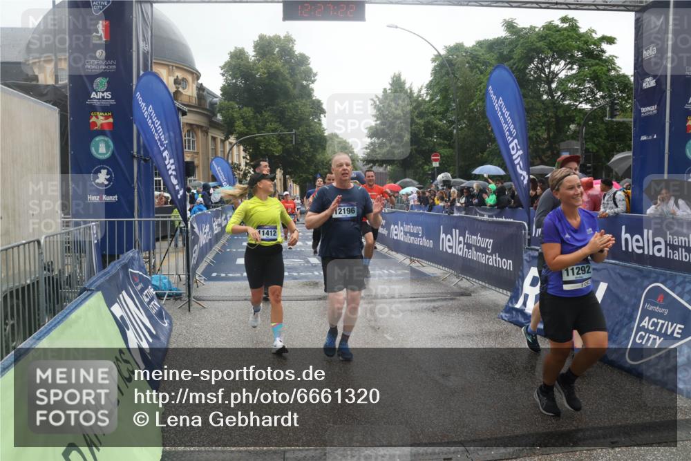 30.06.2024 - hella hamburg halbmarathon Lena Gebhardt http://msf.ph/oto/6661320 30.06.2024 12:27:20 Ziel 1716, 3887, 5503, 5804, 5805, 6516, 11002, 11292, 11412, 12196 meine-sportfotos.de