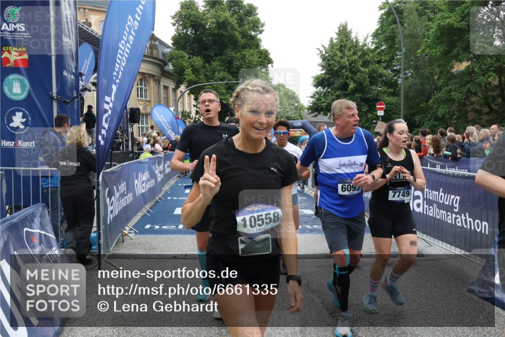 30.06.2024 - hella hamburg halbmarathon Lena Gebhardt http://msf.ph/oto/6661335 30.06.2024 11:13:29 Ziel 1006, 2775, 3545, 4842, 4911, 6093, 6644, 7618, 7749, 8009, 8048, 8515, 8656, 8754, 9507, 10558, 10563, 10917, 10952, 10953, 11169, 11303, 11811, 11985 meine-sportfotos.de