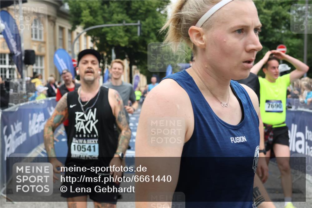 30.06.2024 - hella hamburg halbmarathon Lena Gebhardt http://msf.ph/oto/6661440 30.06.2024 10:42:14 Ziel 1010, 1655, 1980, 2887, 4943, 5014, 6448, 7690, 9309, 9380, 9538, 10176, 10200, 10541, 11536, 12198, 12232, 13055 meine-sportfotos.de