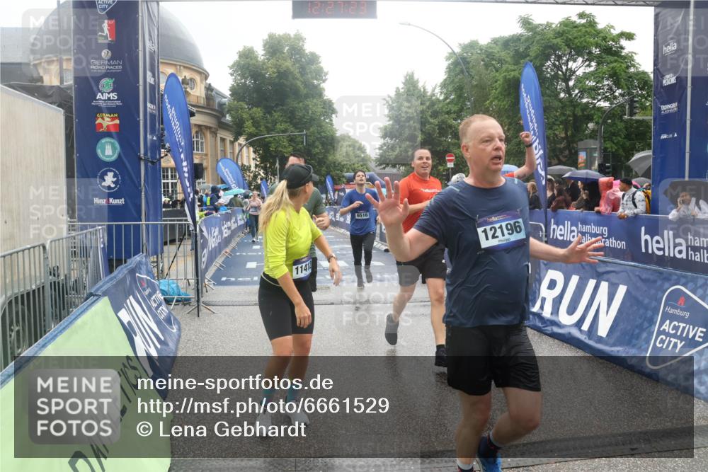 30.06.2024 - hella hamburg halbmarathon Lena Gebhardt http://msf.ph/oto/6661529 30.06.2024 12:27:21 Ziel 1716, 1909, 3887, 5503, 5804, 5805, 6516, 11002, 11292, 11412, 12196 meine-sportfotos.de
