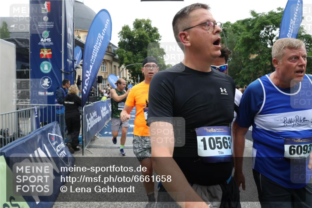 30.06.2024 - hella hamburg halbmarathon Lena Gebhardt http://msf.ph/oto/6661658 30.06.2024 11:13:31 Ziel 2775, 3545, 4842, 4911, 5954, 6093, 6107, 6644, 7618, 7749, 8515, 8656, 8754, 10558, 10563, 10917, 10952, 10953, 10962, 11169, 11811, 11985 meine-sportfotos.de