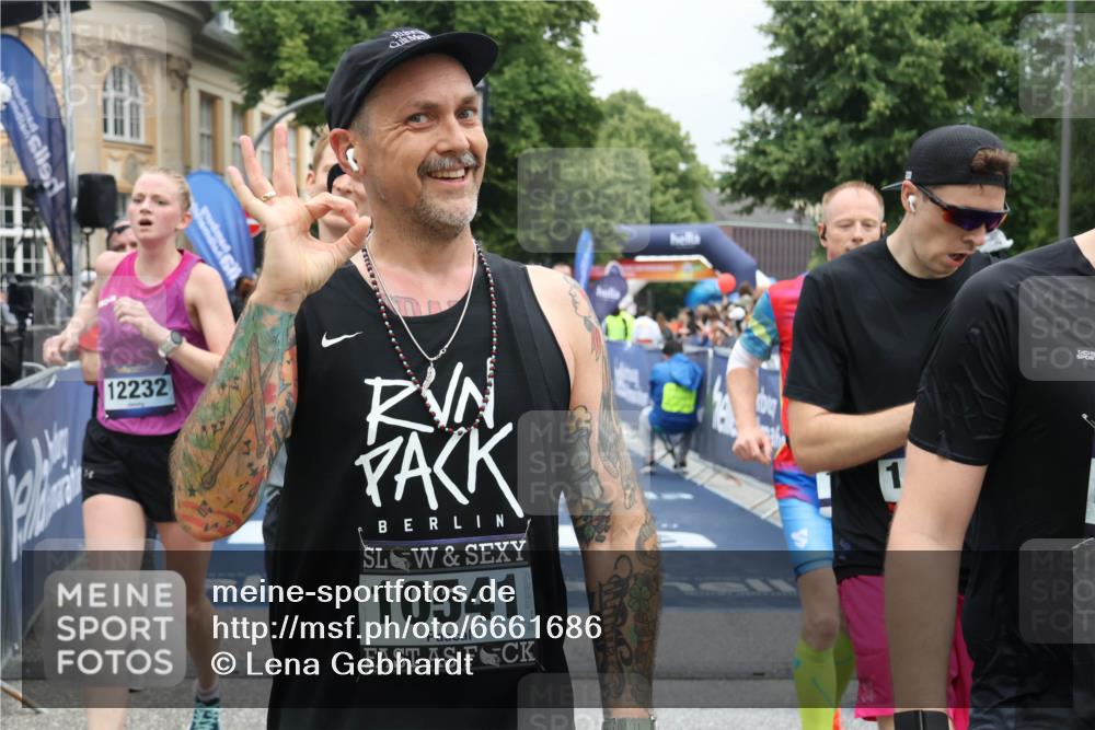 30.06.2024 - hella hamburg halbmarathon Lena Gebhardt http://msf.ph/oto/6661686 30.06.2024 10:42:15 Ziel 675, 1010, 1655, 1980, 2887, 4943, 5014, 6448, 7690, 9309, 9380, 9538, 9570, 10200, 10541, 11536, 12198, 12219, 12232, 13055 meine-sportfotos.de