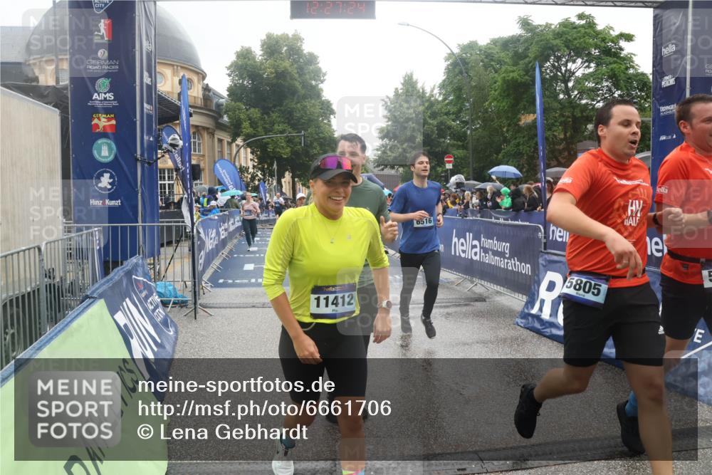 30.06.2024 - hella hamburg halbmarathon Lena Gebhardt http://msf.ph/oto/6661706 30.06.2024 12:27:22 Ziel 1716, 1909, 3887, 5503, 5804, 5805, 6516, 11002, 11292, 11412, 12196 meine-sportfotos.de