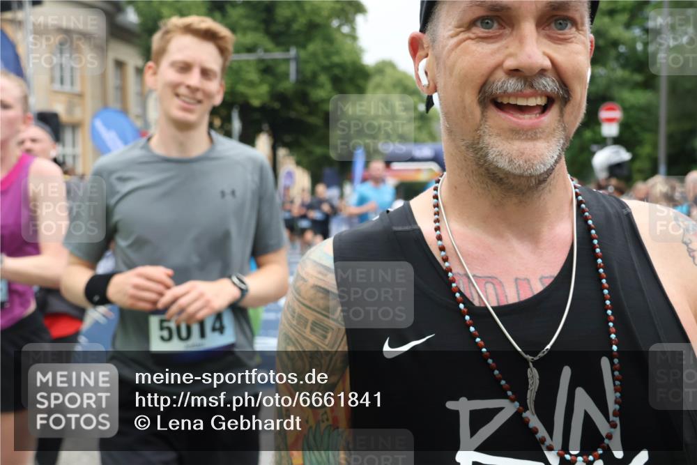 30.06.2024 - hella hamburg halbmarathon Lena Gebhardt http://msf.ph/oto/6661841 30.06.2024 10:42:16 Ziel 675, 1010, 1655, 1980, 2887, 4943, 5014, 5900, 6448, 7690, 9309, 9380, 9570, 10200, 10541, 11536, 12198, 12219, 12232, 13055 meine-sportfotos.de