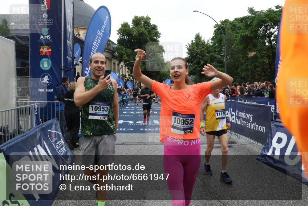 30.06.2024 - hella hamburg halbmarathon Lena Gebhardt http://msf.ph/oto/6661947 30.06.2024 11:13:33 Ziel 640, 2775, 3545, 4126, 4842, 4911, 5954, 6093, 6107, 6644, 7618, 7749, 8515, 8656, 8754, 10278, 10563, 10952, 10953, 10962, 11169, 11985 meine-sportfotos.de