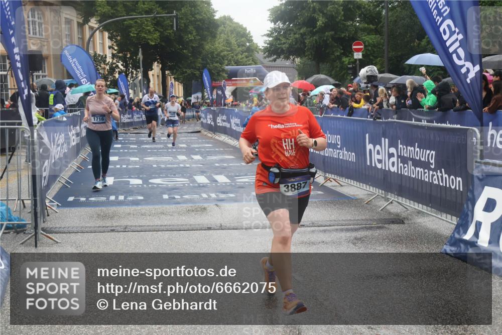 30.06.2024 - hella hamburg halbmarathon Lena Gebhardt http://msf.ph/oto/6662075 30.06.2024 12:27:24 Ziel 1716, 1909, 3887, 5503, 5804, 5805, 6516, 7420, 11002, 11292, 11412, 12196 meine-sportfotos.de