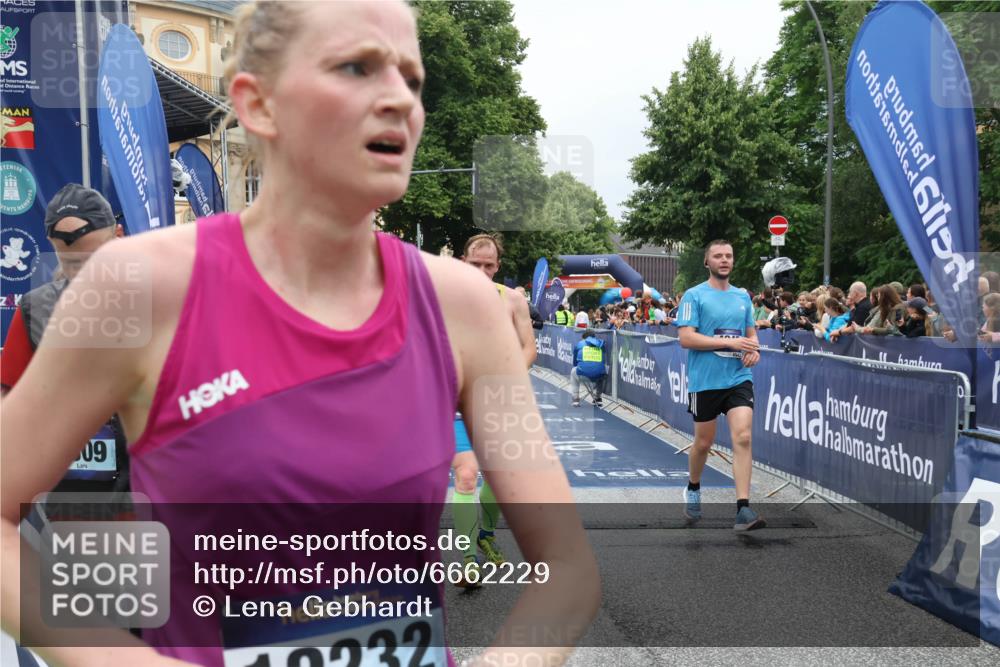 30.06.2024 - hella hamburg halbmarathon Lena Gebhardt http://msf.ph/oto/6662229 30.06.2024 10:42:18 Ziel 675, 1980, 2887, 4943, 5014, 5900, 6448, 7690, 8802, 9309, 9570, 10200, 10541, 11536, 12198, 12219, 12232, 13055 meine-sportfotos.de