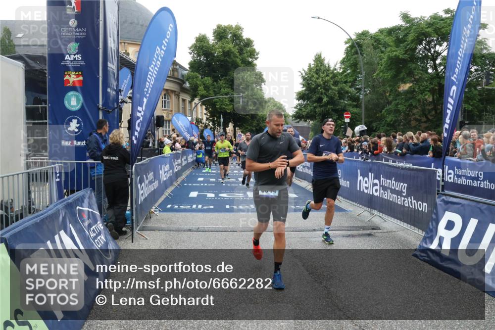 30.06.2024 - hella hamburg halbmarathon Lena Gebhardt http://msf.ph/oto/6662282 30.06.2024 11:13:35 Ziel 640, 2691, 2726, 2775, 3545, 4126, 4175, 4257, 4842, 5954, 6093, 6107, 6644, 7584, 7618, 8515, 8656, 10278, 10834, 10952, 10953, 10962, 11169, 11985 meine-sportfotos.de