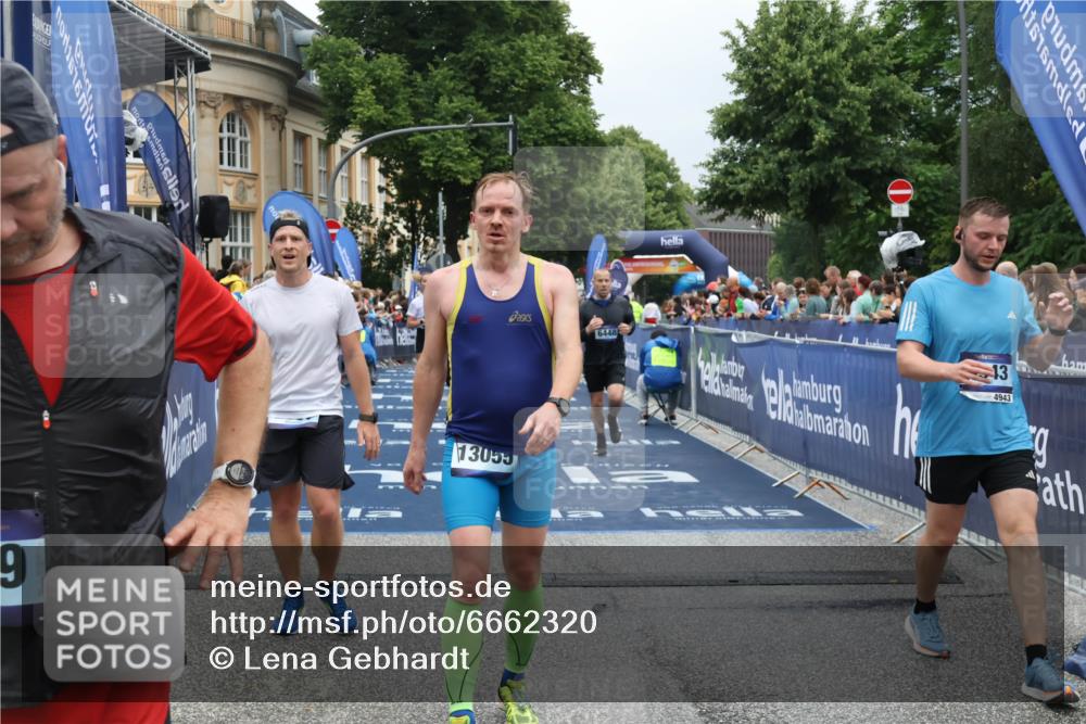 30.06.2024 - hella hamburg halbmarathon Lena Gebhardt http://msf.ph/oto/6662320 30.06.2024 10:42:19 Ziel 675, 1544, 1980, 2887, 4943, 5014, 5900, 6448, 8802, 9309, 9570, 10200, 12198, 12219, 12232, 13055 meine-sportfotos.de