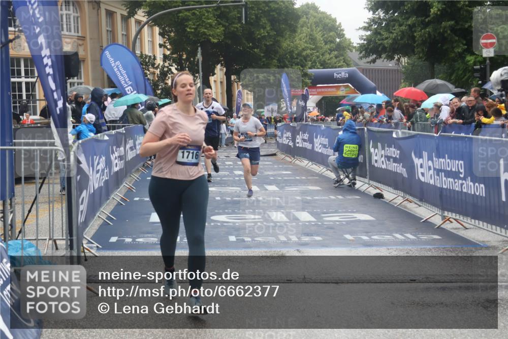 30.06.2024 - hella hamburg halbmarathon Lena Gebhardt http://msf.ph/oto/6662377 30.06.2024 12:27:26 Ziel 1716, 1909, 3887, 5804, 5805, 6516, 7420, 11292 meine-sportfotos.de