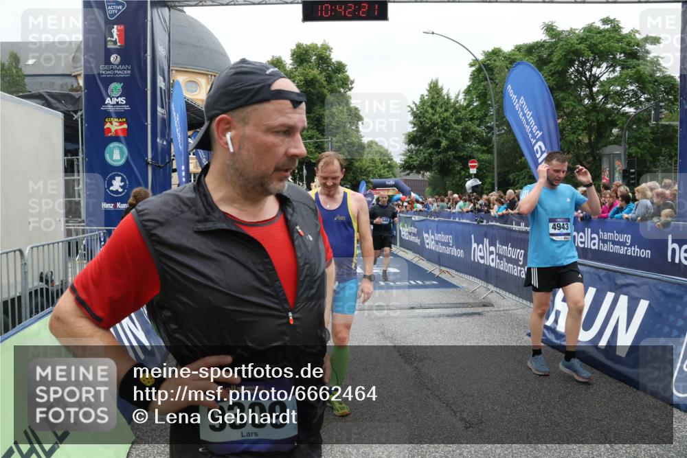 30.06.2024 - hella hamburg halbmarathon Lena Gebhardt http://msf.ph/oto/6662464 30.06.2024 10:42:20 Ziel 675, 1544, 2275, 2887, 4943, 5900, 6448, 8802, 9309, 9570, 10200, 12198, 12219, 13055 meine-sportfotos.de